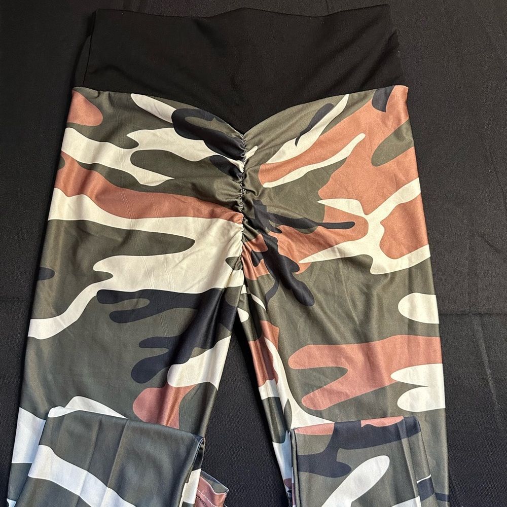 Red Camo scrunch butt leggings
